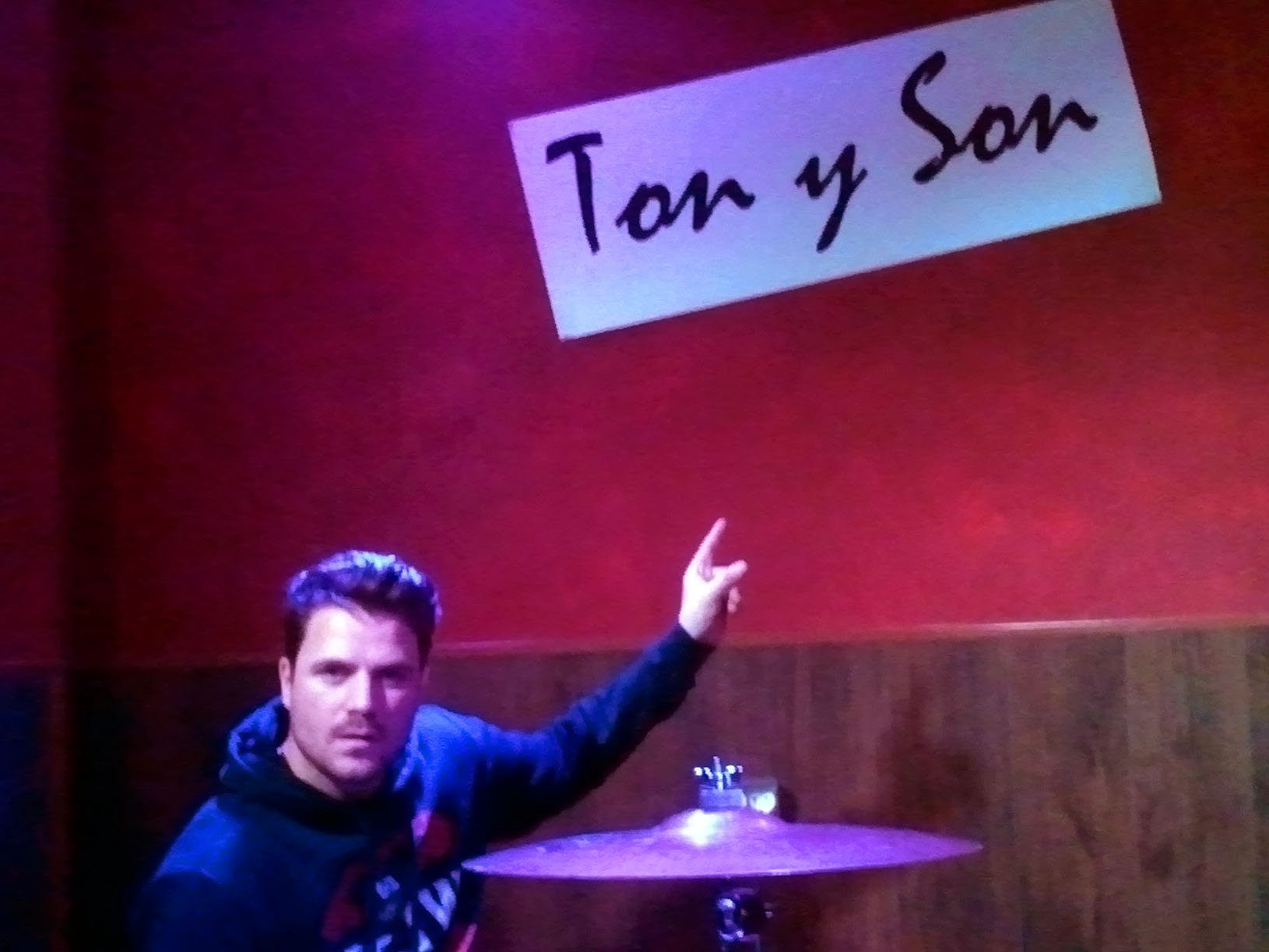 Artista 2 en Ton y Son